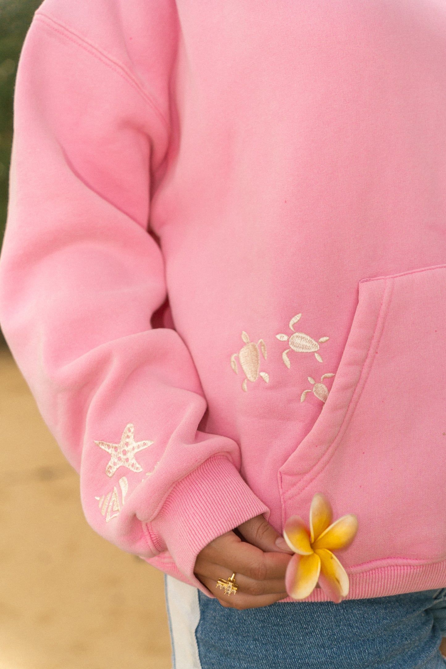 Shell Yeah! hoodie in Chalky Pink